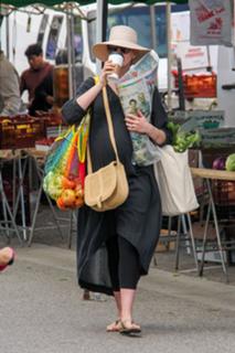 Anne Hathaway feet photo thumbnail