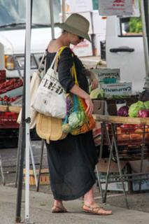 Anne Hathaway feet photo thumbnail