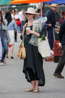 Anne Hathaway feet photo thumbnail