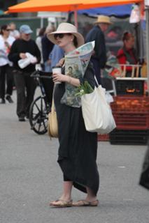 Anne Hathaway feet photo thumbnail