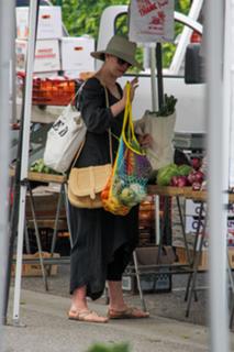 Anne Hathaway feet photo thumbnail