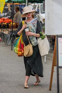 Anne Hathaway feet photo thumbnail
