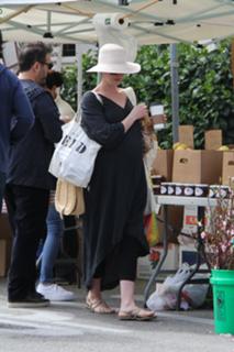 Anne Hathaway feet photo thumbnail