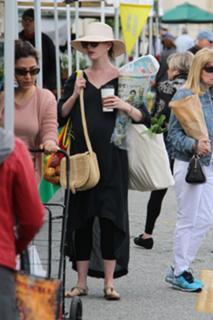 Anne Hathaway feet photo thumbnail
