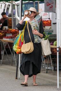 Anne Hathaway feet photo thumbnail