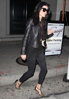 Angie Harmon feet photo thumbnail