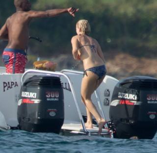 Jennifer Lawrence feet photo thumbnail