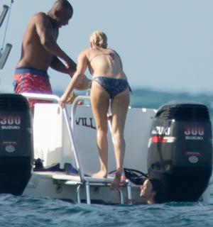 Jennifer Lawrence feet photo thumbnail