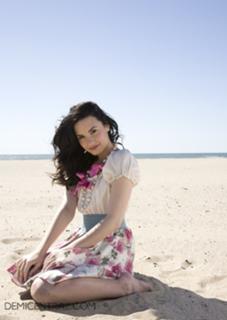 Demi Lovato feet photo thumbnail