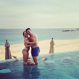 Julianne Hough feet photo thumbnail