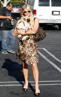 Paris Hilton feet photo thumbnail