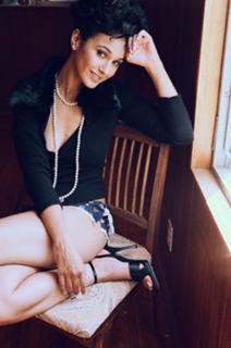 Emmanuelle Chriqui feet photo thumbnail