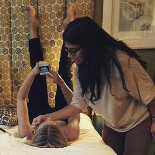 Gwyneth Paltrow feet photo thumbnail