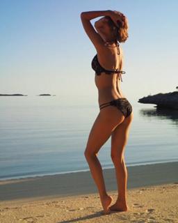 Taylor Swift feet photo thumbnail