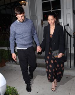 Olivia Munn feet photo thumbnail