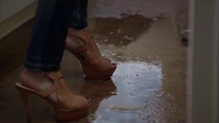 Amanda Peet feet photo thumbnail