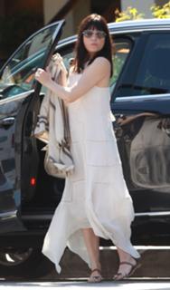 Selma Blair feet photo thumbnail