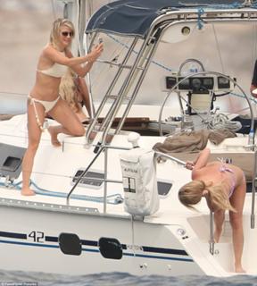 Julianne Hough feet photo thumbnail