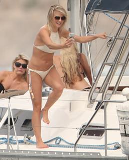 Julianne Hough feet photo thumbnail