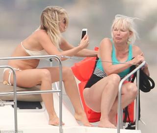 Julianne Hough feet photo thumbnail