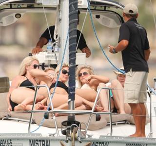 Julianne Hough feet photo thumbnail