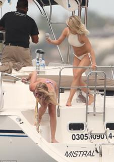Julianne Hough feet photo thumbnail
