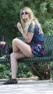 Mischa Barton feet photo thumbnail
