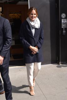 Jennifer Garner feet photo thumbnail