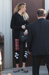 Khloé Kardashian feet photo thumbnail