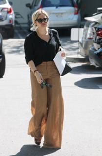 Hilary Duff feet photo thumbnail