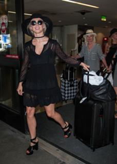 Julianne Hough feet photo thumbnail