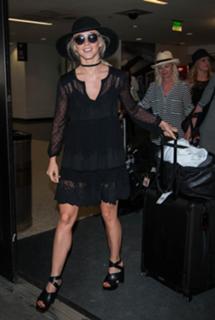 Julianne Hough feet photo thumbnail