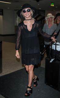 Julianne Hough feet photo thumbnail