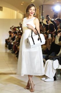 Miranda Kerr feet photo thumbnail