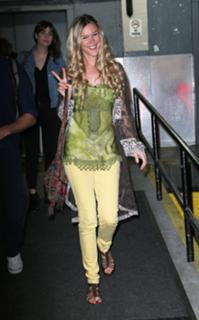 Joss Stone feet photo thumbnail