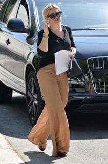 Hilary Duff feet photo thumbnail