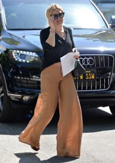 Hilary Duff feet photo thumbnail