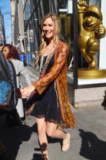 Joss Stone feet photo thumbnail
