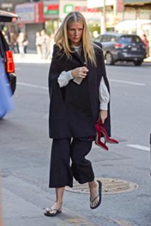 Gwyneth Paltrow feet photo thumbnail