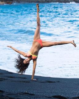Nina Dobrev feet photo thumbnail