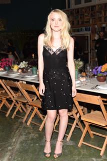 Dakota Fanning feet photo thumbnail