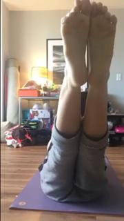 Miley Cyrus feet photo thumbnail