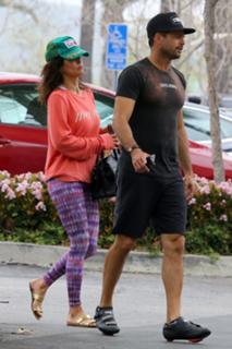 Brooke Burke feet photo thumbnail