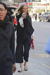 Gwyneth Paltrow feet photo thumbnail