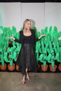 Molly Sims feet photo thumbnail
