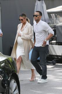 Chrissy Teigen feet photo thumbnail