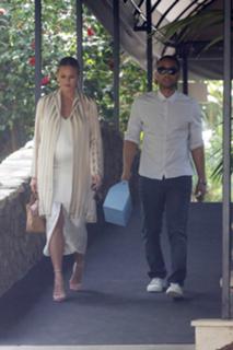 Chrissy Teigen feet photo thumbnail