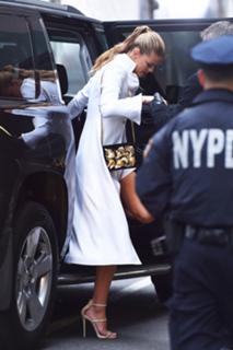 Nina Agdal feet photo thumbnail