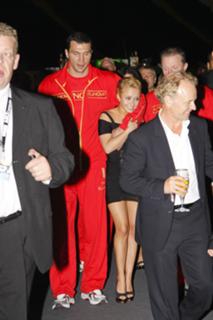 Hayden Panettiere feet photo thumbnail