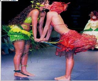 Deborah Secco feet photo thumbnail